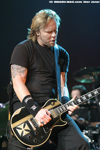 Speelt als sologitarist bij Metallica met een ESP James Hetfield Iron Cross