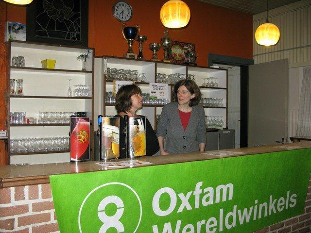 Oxfam Bar Ann en Veerle achter de toog