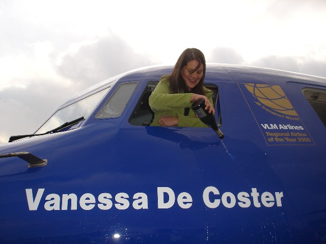  'Flying Hero' en krijgt haar eigen naam op een toestel van VLM Airlines